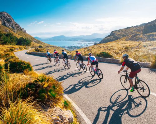 Fietsers door de bergen en langs de kust