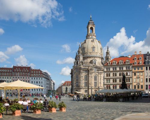 De Frauenkirche en het plein in Dresden