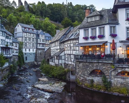 De avond valt in Monschau