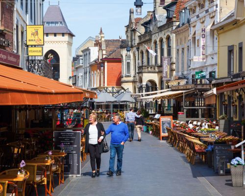 Straatje met restaurants in Valkenburg