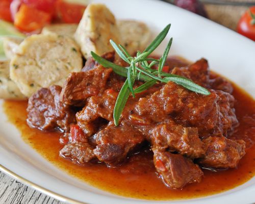 Traditoneel Goulash gerecht