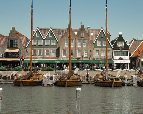 Winkels en terrasjes aan de kade