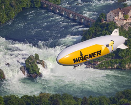 Zeppelin vliegt boven de Bodensee