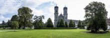 Kerk met omliggende tuin in Friedrichshafen