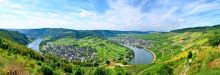 rivier de moezel langs dorpje in Duitsland
