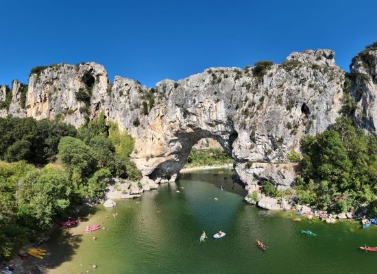 De Pont d'Arc boog boven de Ardeche rivier