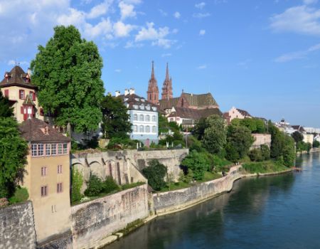 De altstadt van Basel langs de Rijn