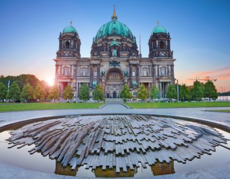 De kathedraal van Berlijn bij zonsopkomst