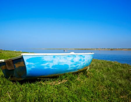 Boot aan de oever van de rivier de Somme