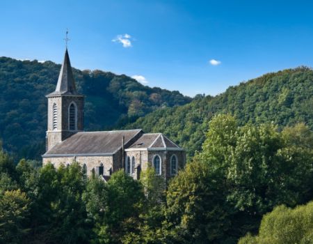 Een kerk in het bos van de ardennen