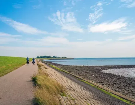 fietsers langs ijsselmeer