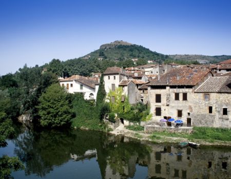 Een klein frans dorpje aan de oevers van de Aveyron
