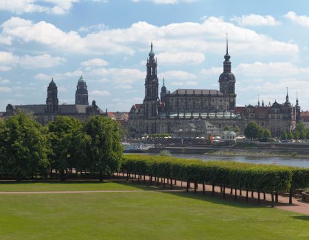 De beroemde skyline van Dresden aan de Elbe