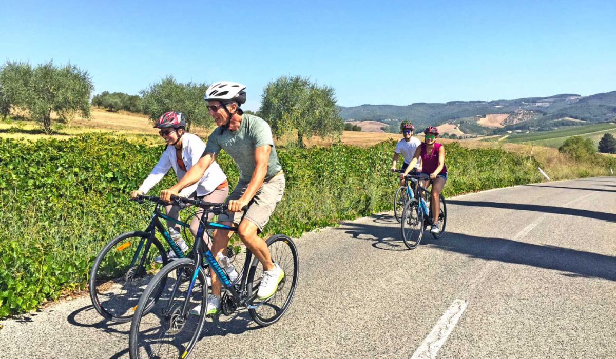 Fietsende mensen in heuvelachtig landschap