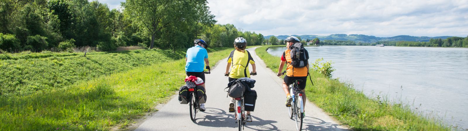 Fietsende mensen langs kanaal