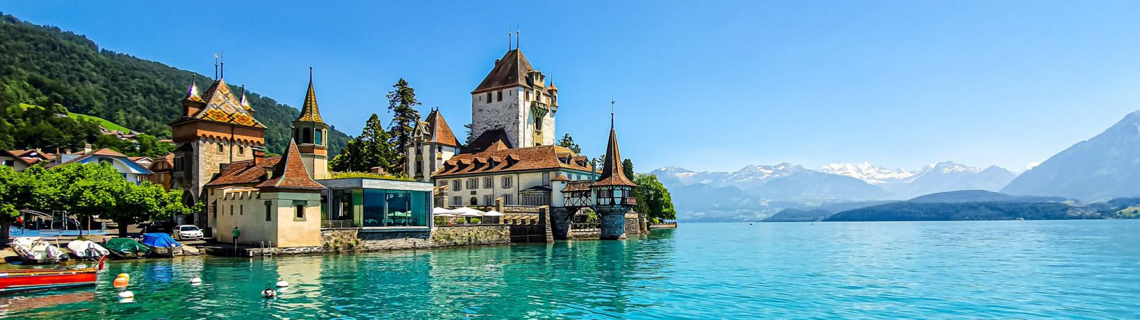 dorpje in Zwitserland naast groot meer